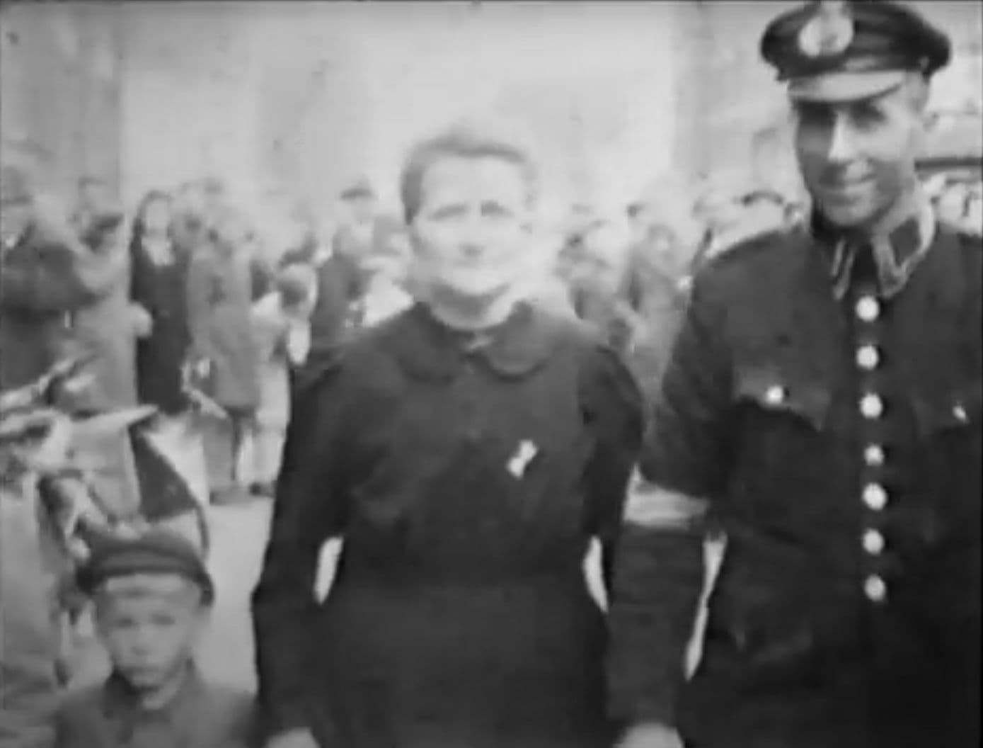 Vollenhove, 15 april 1945, bevrijding, opperwachtmeester Visser met een inwoonster van Vollenhove