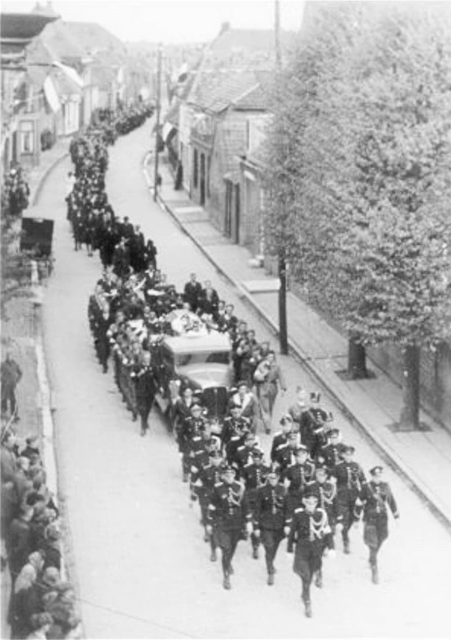 Vollenhove 21 april 1945, begrafenisstoet voor Harmen Visser