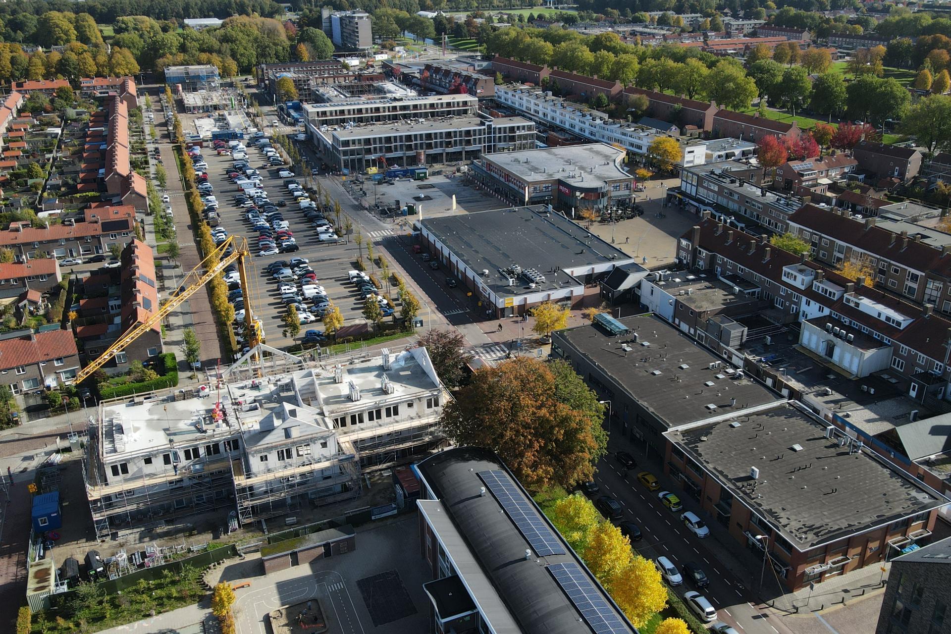Dronefoto van de werkzaamheden in het centrum van Emmeloord. Vooraan op de foto de St. Josephschool en nieuwbouw van Triade . Links de huizen van oud-Emmeloord, in het midden de Paardenmarkt, Kettingplein en de gebouwen die daar gebouwd worden. Rechts de Lange Nering.