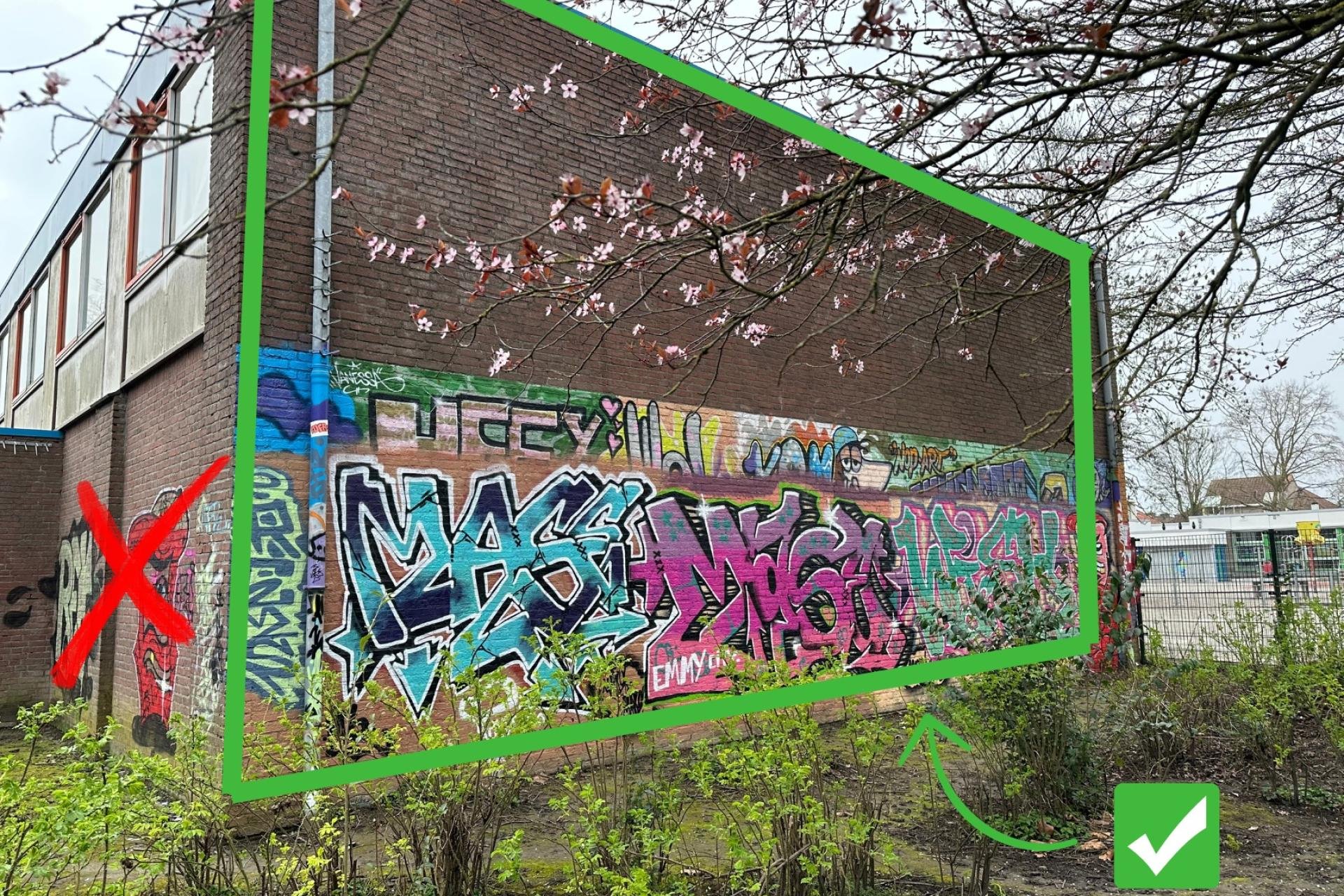 De achterkant van de gymzaal aan de Amsterdamweg in Emmeloord, de muur is al voorzien van graffiti en is nu een legal graffiti wall.